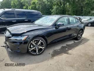 2024 Volvo S60 Plus Dark Theme z VIN 7JRL12TL9RG291180, wystawiony jako Copart lot #68989155 z przebiegiem 22 748 mil mil oraz Szkoda całkowita • Salvage title. Historia ofert i sprzedaży dostępna na DreamBid. Obrazek 1.