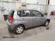 2008 Chevrolet Aveo LS z VIN KL1TD66648B266385, wystawiony jako Copart lot #77990724 z przebiegiem 142 831 mil mil oraz Czysty tytuł • Clean title. Historia ofert i sprzedaży dostępna na DreamBid. Obrazek 3.