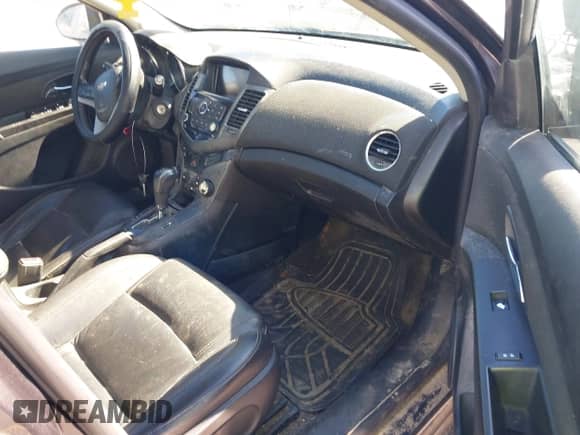 2015 Chevrolet Cruze LT z VIN 1G1PE5SB1F7124914, wystawiony jako IAAI lot #43482609 z przebiegiem 188 409 mil mil oraz . Historia ofert i sprzedaży dostępna na DreamBid. Obrazek 5.