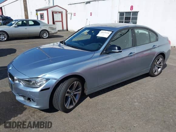 2014 BMW 3 Series 328i xDrive с VIN WBA3B3G54ENR81581, выставлен на аукционе IAAI как лот 43239396 с пробегом 52 259 миль миль и . История ставок и продаж доступна на DreamBid. Изображение 2.