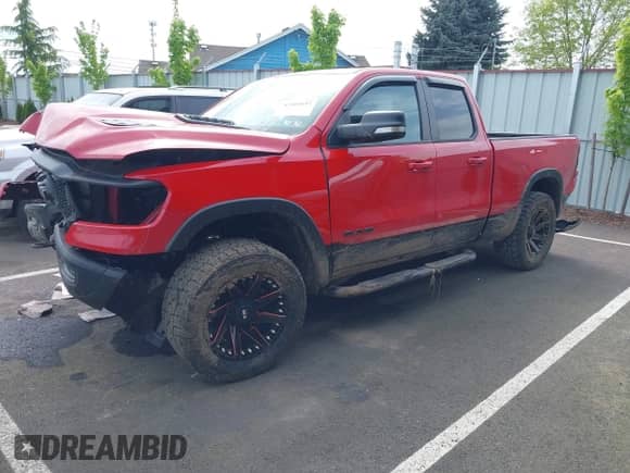 2019 Ram 1500 Rebel z VIN 1C6SRFET2KN599078, wystawiony jako IAAI lot #42103697 z przebiegiem 88 986 mil mil oraz . Historia ofert i sprzedaży dostępna na DreamBid. Obrazek 2.