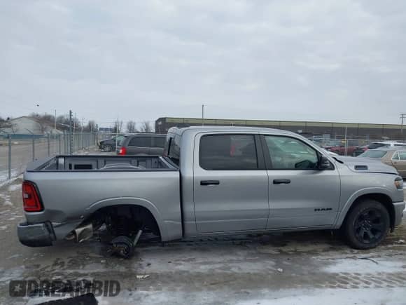 2025 Ram 1500 Lone Star z VIN 1C6RRFFG1SN537641, wystawiony jako IAAI lot #41563794 z przebiegiem 11 488 mil mil oraz . Historia ofert i sprzedaży dostępna na DreamBid. Obrazek 14.