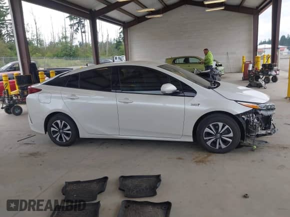 2018 Toyota Prius Plus z VIN JTDKARFP6J3073923, wystawiony jako IAAI lot #42580231 z przebiegiem 119 619 mil mil oraz . Historia ofert i sprzedaży dostępna na DreamBid. Obrazek 14.