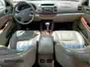 2002 Toyota Camry LE z VIN 4T1BE32K52U027812, wystawiony jako Copart lot #60468345 z przebiegiem 174 180 mil mil oraz Czysty tytuł • Clean title. Historia ofert i sprzedaży dostępna na DreamBid. Obrazek 8.