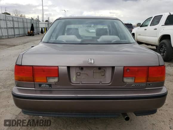 1993 Honda Accord LX z VIN JHMCB7652PC009471, wystawiony jako Copart lot #47173745 z przebiegiem 126 397 mil mil oraz Czysty tytuł • Clean title. Historia ofert i sprzedaży dostępna na DreamBid. Obrazek 6.