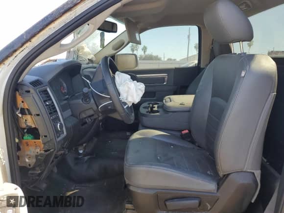 2020 Ram 1500 Tradesman z VIN 3C6JR6DT7LG170445, wystawiony jako Copart lot #80922994 z przebiegiem Nie podano mil oraz Szkoda całkowita • Salvage title. Historia ofert i sprzedaży dostępna na DreamBid. Obrazek 7.
