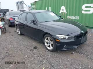 2013 BMW 3 Series 320i xDrive z VIN WBA3C3C50DF981850, wystawiony jako IAAI lot #42898641 z przebiegiem 139 925 mil mil oraz . Historia ofert i sprzedaży dostępna na DreamBid. Obrazek 1.