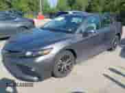 2023 Toyota Camry SE z VIN 4T1G11AK9PU094833, wystawiony jako IAAI lot #43044406 z przebiegiem 46 582 mil mil oraz . Historia ofert i sprzedaży dostępna na DreamBid. Obrazek 2.