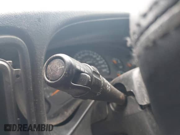 2005 Chevrolet Silverado 1500 LS z VIN 2GCEC13T351179171, wystawiony jako IAAI lot #42274016 z przebiegiem Nie podano mil oraz . Historia ofert i sprzedaży dostępna na DreamBid. Obrazek 7.