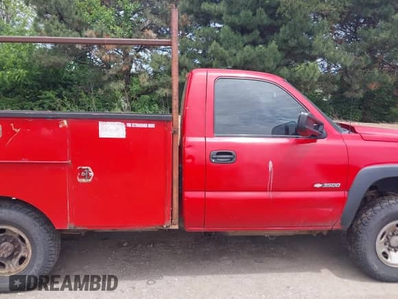 2005 Chevrolet Silverado 3500 z VIN 1GBHK34U15E296155, wystawiony jako IAAI lot #42293305 z przebiegiem 280 131 mil mil oraz . Historia ofert i sprzedaży dostępna na DreamBid. Obrazek 13.