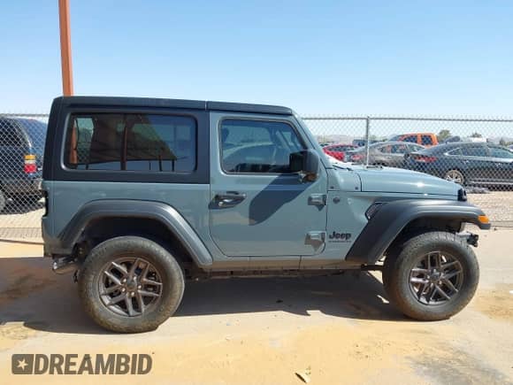 2024 Jeep Wrangler Sport S z VIN 1C4PJXAN0RW136539, wystawiony jako IAAI lot #42007720 z przebiegiem 25 494 mil mil oraz . Historia ofert i sprzedaży dostępna na DreamBid. Obrazek 13.