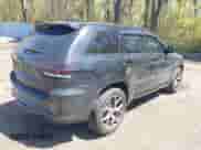 2017 Jeep Grand Cherokee SRT z VIN 1C4RJFDJ5HC688694, wystawiony jako IAAI lot #42134459 z przebiegiem 89 988 mil mil oraz . Historia ofert i sprzedaży dostępna na DreamBid. Obrazek 4.