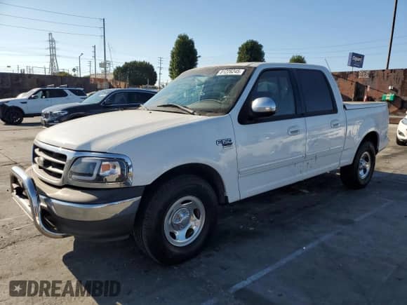 2002 Ford F-150 XLT с VIN 1FTRW07L52KA32293, выставлен на аукционе Copart как лот 81226245 с пробегом 472 017 миль миль и Списание • Salvage title. История ставок и продаж доступна на DreamBid. Изображение 1.