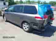 2011 Toyota Sienna LE AAS z VIN 5TDKK3DC5BS168130, wystawiony jako IAAI lot #42766976 z przebiegiem 213 304 mil mil oraz . Historia ofert i sprzedaży dostępna na DreamBid. Obrazek 3.