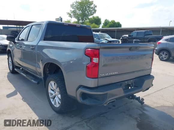 2020 Chevrolet Silverado 1500 Custom z VIN 3GCPWBEF2LG302881, wystawiony jako IAAI lot #43100349 z przebiegiem 89 376 mil mil oraz . Historia ofert i sprzedaży dostępna na DreamBid. Obrazek 3.
