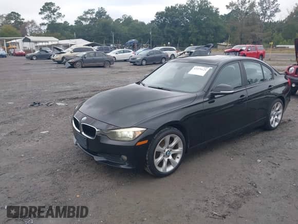 2013 BMW 3 Series 320i xDrive z VIN WBA3C3C5XDF978535, wystawiony jako IAAI lot #43579123 z przebiegiem 309 255 mil mil oraz . Historia ofert i sprzedaży dostępna na DreamBid. Obrazek 2.