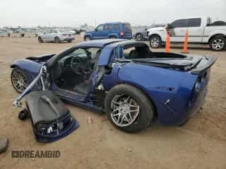 2006 Chevrolet Corvette с VIN 1G1YY25U765132843, выставлен на аукционе Copart как лот 71549145 с пробегом 94 620 миль миль и Списание • Salvage title. История ставок и продаж доступна на DreamBid. Изображение 2.