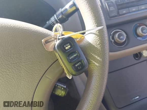 2005 Toyota Camry STD z VIN 4T1BE32K75U013544, wystawiony jako IAAI lot #43562019 z przebiegiem 173 915 mil mil oraz . Historia ofert i sprzedaży dostępna na DreamBid. Obrazek 11.