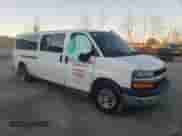 2019 Chevrolet Express Passenger LT z VIN 1GAZGPFP0K1179663, wystawiony jako Copart lot #81549274 z przebiegiem 153 248 mil mil oraz Szkoda całkowita • Salvage title. Historia ofert i sprzedaży dostępna na DreamBid. Obrazek 4.