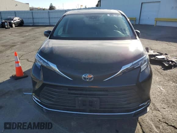 2021 Toyota Sienna XLE z VIN 5TDYRKEC0MS018024, wystawiony jako Copart lot #71196315 z przebiegiem Nie podano mil oraz Czysty tytuł • Clean title. Historia ofert i sprzedaży dostępna na DreamBid. Obrazek 5.