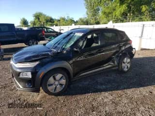 2021 Hyundai Kona SEL z VIN KM8K23AG7MU106214, wystawiony jako Copart lot #70013405 z przebiegiem 228 164 mil mil oraz Czysty tytuł • Clean title. Historia ofert i sprzedaży dostępna na DreamBid. Obrazek 1.