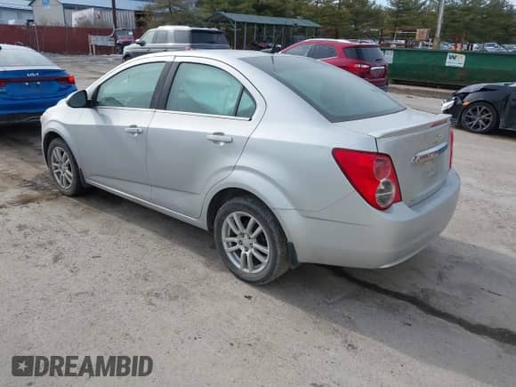 2013 Chevrolet Sonic LT с VIN 1G1JD5SH5D4225076, выставлен на аукционе IAAI как лот 41409727 с пробегом 85 517 миль миль и . История ставок и продаж доступна на DreamBid. Изображение 3.