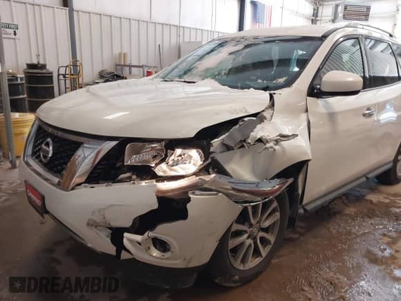 2015 Nissan Pathfinder SL с VIN 5N1AR2MM6FC710672, выставлен на аукционе IAAI как лот 41607828 с пробегом 113 945 миль миль и . История ставок и продаж доступна на DreamBid. Изображение 6.