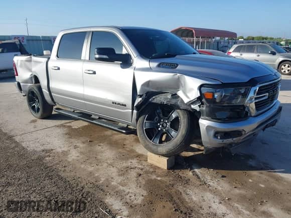 2022 Ram 1500 Big Horn z VIN 1C6RREFG8NN274448, wystawiony jako IAAI lot #43091844 z przebiegiem 90 185 mil mil oraz . Historia ofert i sprzedaży dostępna na DreamBid. Obrazek 1.