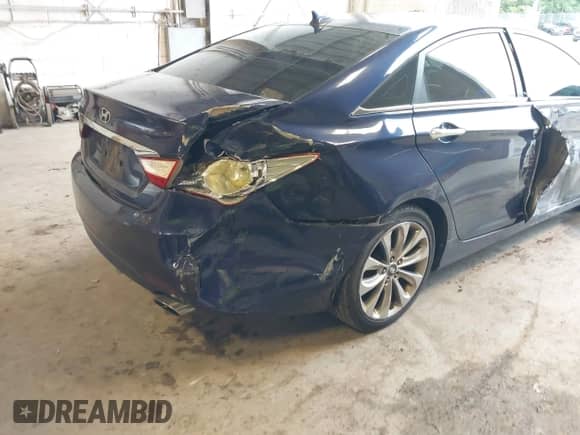 2011 Hyundai Sonata SE z VIN 5NPEC4AC7BH196828, wystawiony jako IAAI lot #42988595 z przebiegiem 180 058 mil mil oraz . Historia ofert i sprzedaży dostępna na DreamBid. Obrazek 6.