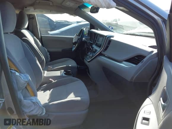 2015 Toyota Sienna LE z VIN 5TDKK3DC9FS557911, wystawiony jako IAAI lot #43302001 z przebiegiem 144 051 mil mil oraz . Historia ofert i sprzedaży dostępna na DreamBid. Obrazek 5.