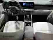 2025 Hyundai Kona SEL с VIN KM8HBCAB7SU315562, выставлен на аукционе Copart как лот 86846245 с пробегом 8 130 миль миль и Чистый • Clean title. История ставок и продаж доступна на DreamBid. Изображение 8.
