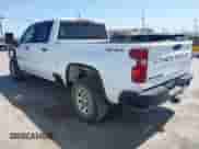 2020 Chevrolet Silverado 2500HD Work Truck z VIN 1GC1YLEY7LF237809, wystawiony jako IAAI lot #42468327 z przebiegiem 117 826 mil mil oraz . Historia ofert i sprzedaży dostępna na DreamBid. Obrazek 3.