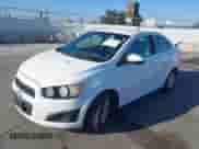 2013 Chevrolet Sonic LT z VIN 1G1JC5SG1D4163184, wystawiony jako IAAI lot #43299118 z przebiegiem 131 205 mil mil oraz . Historia ofert i sprzedaży dostępna na DreamBid. Obrazek 2.