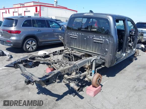 2023 Toyota Tacoma SR5 z VIN 3TMAZ5CN6PM204176, wystawiony jako IAAI lot #42863746 z przebiegiem Nie podano mil oraz . Historia ofert i sprzedaży dostępna na DreamBid. Obrazek 4.