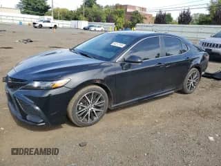 2023 Toyota Camry SE with VIN 4T1G11BK3PU102746, listed as a Copart auction lot 84212745 with 33,371 mi miles and Salvage title. Bid and sale history available at DreamBid. Image 1.
