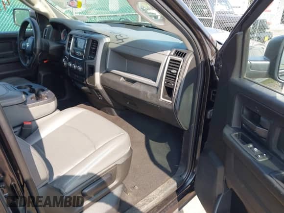 2018 Ram 1500 Tradesman z VIN 1C6RR7FGXJS138605, wystawiony jako IAAI lot #43181683 z przebiegiem 58 905 mil mil oraz . Historia ofert i sprzedaży dostępna na DreamBid. Obrazek 5.