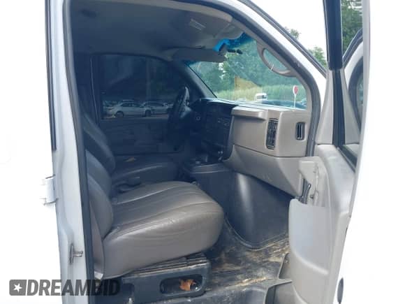 2007 Chevrolet Express Cargo z VIN 1GCFG15X171169210, wystawiony jako IAAI lot #42709131 z przebiegiem 146 746 mil mil oraz . Historia ofert i sprzedaży dostępna na DreamBid. Obrazek 5.