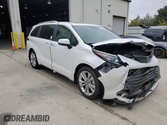 2024 Toyota Sienna Platinum с VIN 5TDERKEC4RS185447, выставлен на аукционе Copart как лот 51223275 с пробегом 5 439 миль миль и Списание • Salvage title. История ставок и продаж доступна на DreamBid. Изображение 4.