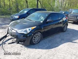 2013 Hyundai Veloster w/Black Int z VIN KMHTC6AD2DU150873, wystawiony jako IAAI lot #42234776 z przebiegiem 192 117 mil mil oraz . Historia ofert i sprzedaży dostępna na DreamBid. Obrazek 2.