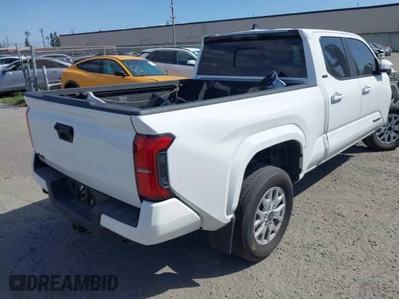 2024 Toyota Tacoma SR5 с VIN 3TYLB5JN4RT009863, выставлен на аукционе IAAI как лот 41610115 с пробегом 8 355 миль миль и . История ставок и продаж доступна на DreamBid. Изображение 4.