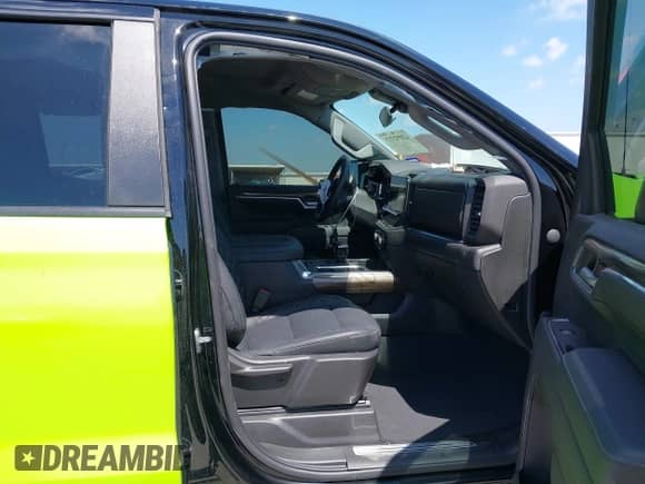 2022 Chevrolet Silverado 1500 RST z VIN 1GCUDEED7NZ585337, wystawiony jako IAAI lot #42092773 z przebiegiem 37 402 mil mil oraz . Historia ofert i sprzedaży dostępna na DreamBid. Obrazek 5.