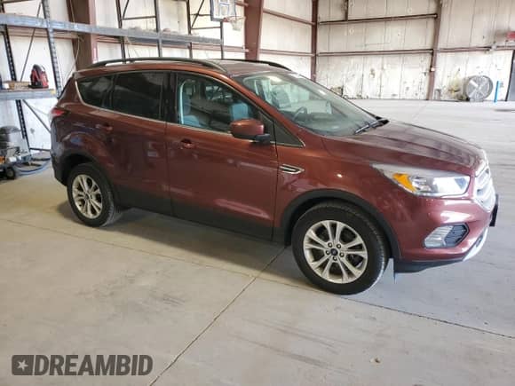 2018 Ford Escape SE z VIN 1FMCU9GD9JUC85138, wystawiony jako Copart lot #90274065 z przebiegiem 107 143 mil mil oraz Czysty tytuł • Clean title. Historia ofert i sprzedaży dostępna na DreamBid. Obrazek 4.