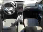 2013 Subaru Forester X z VIN JF2SHABC2DH410712, wystawiony jako Copart lot #84947895 z przebiegiem 104 099 mil mil oraz Czysty tytuł • Clean title. Historia ofert i sprzedaży dostępna na DreamBid. Obrazek 8.