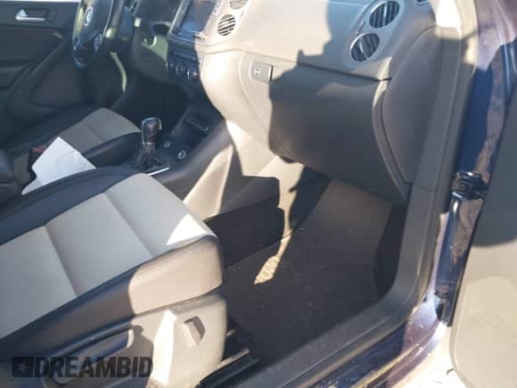 2016 Volkswagen Tiguan S с VIN WVGAV7AX7GW557632, выставлен на аукционе IAAI как лот 43521511 с пробегом 176 360 миль миль и . История ставок и продаж доступна на DreamBid. Изображение 5.