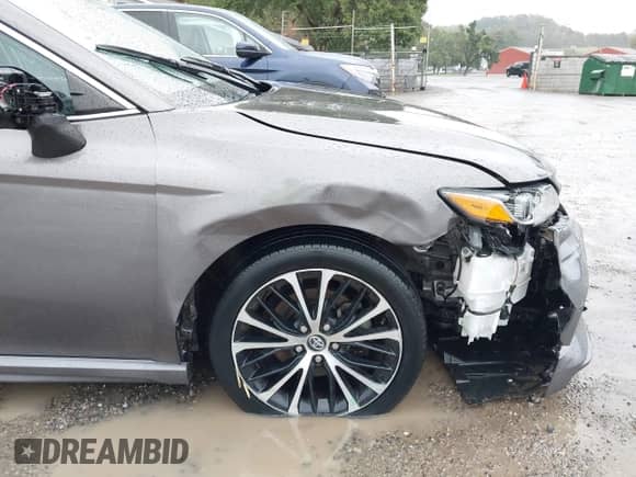 2020 Toyota Camry SE z VIN 4T1G11AK7LU943920, wystawiony jako IAAI lot #43352053 z przebiegiem 99 718 mil mil oraz . Historia ofert i sprzedaży dostępna na DreamBid. Obrazek 18.