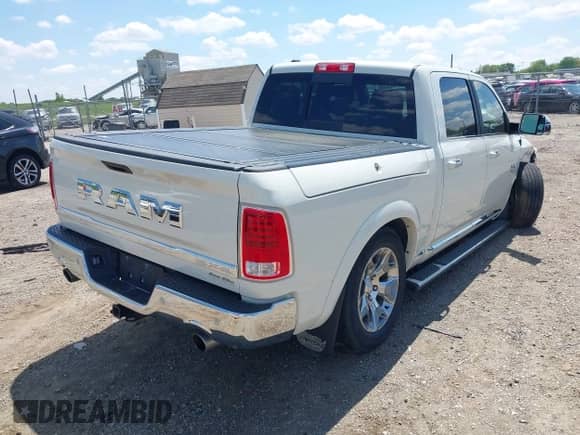 2017 Ram 1500 Longhorn z VIN 1C6RR7PT6HS820788, wystawiony jako IAAI lot #42206300 z przebiegiem 70 789 mil mil oraz . Historia ofert i sprzedaży dostępna na DreamBid. Obrazek 4.