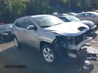 2019 Jeep Compass Latitude z VIN 3C4NJDBB1KT682739, wystawiony jako IAAI lot #42764268 z przebiegiem 74 342 mil mil oraz . Historia ofert i sprzedaży dostępna na DreamBid. Obrazek 1.