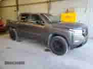 2023 Nissan Frontier Pro-4X z VIN 1N6ED1EK9PN635111, wystawiony jako Copart lot #70307495 z przebiegiem 34 334 mil mil oraz Szkoda całkowita • Salvage title. Historia ofert i sprzedaży dostępna na DreamBid. Obrazek 4.