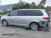 2019 Toyota Sienna LE Auto Access Seat с VIN 5TDKZ3DC7KS971405, выставлен на аукционе IAAI как лот 43258910 с пробегом 51 591 миль миль и . История ставок и продаж доступна на DreamBid. Изображение 15.