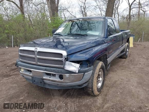 2001 Dodge 2500 z VIN 1B7KC23651J524719, wystawiony jako IAAI lot #41946811 z przebiegiem 172 277 mil mil oraz . Historia ofert i sprzedaży dostępna na DreamBid. Obrazek 2.